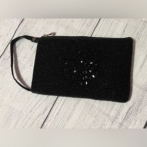 Used as crossbody bag, wristlet unclipped or purse on the go